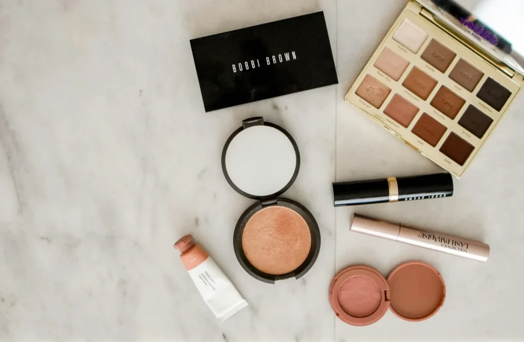 produtos de cosméticos em prateleira