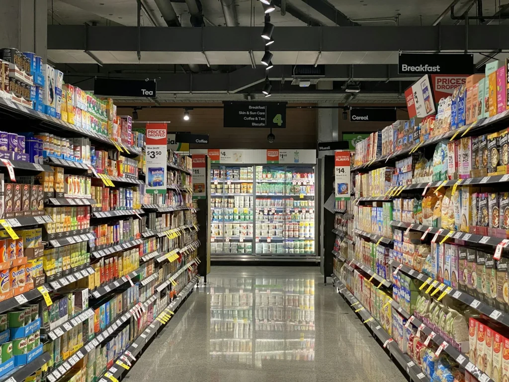 prateleiras de loja de conveniência