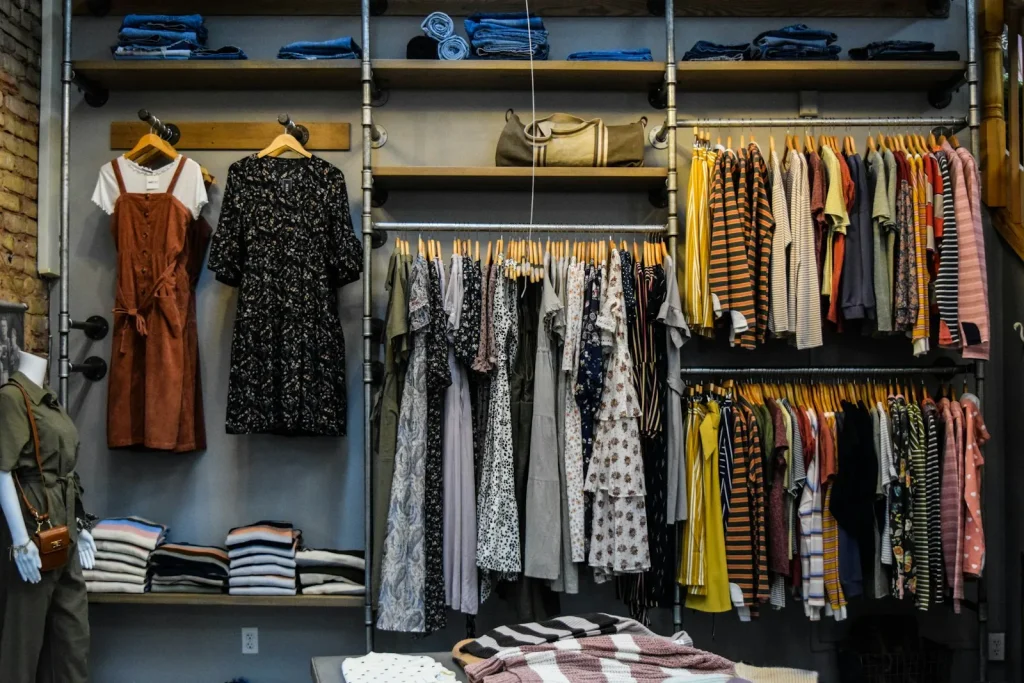 araras de roupas em loja de moda